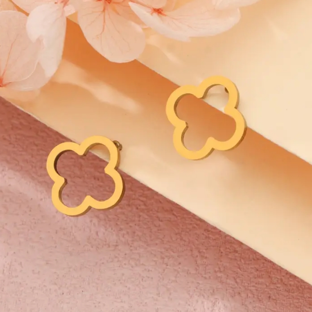 18 Kt Gold Clover Titanium Earrings
